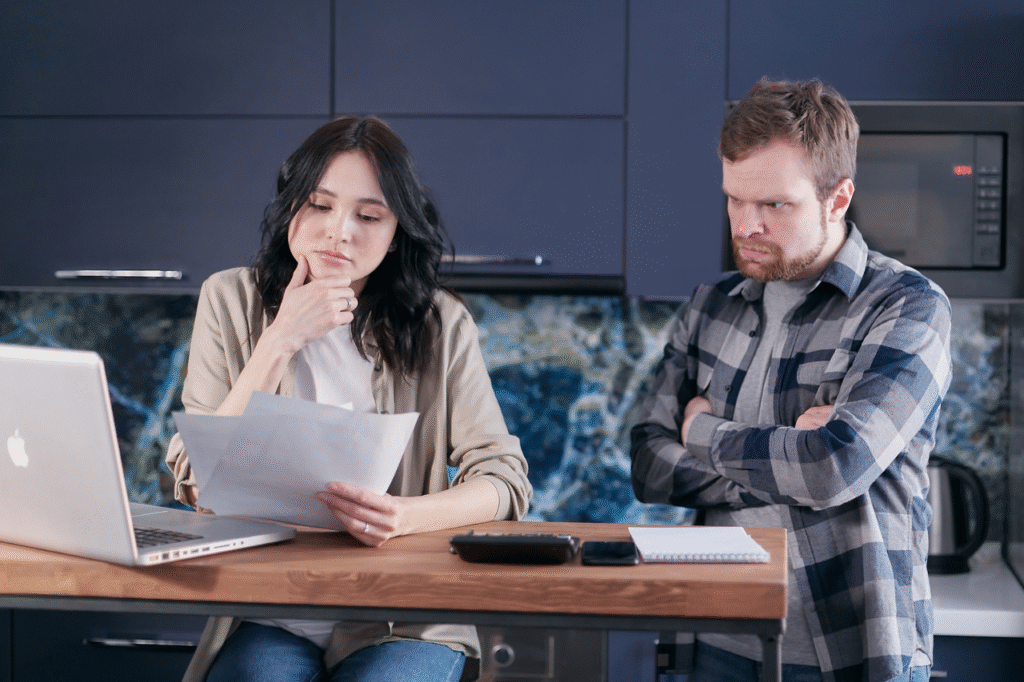 An image showing two people trying to use the 50/30/20 rule for couples